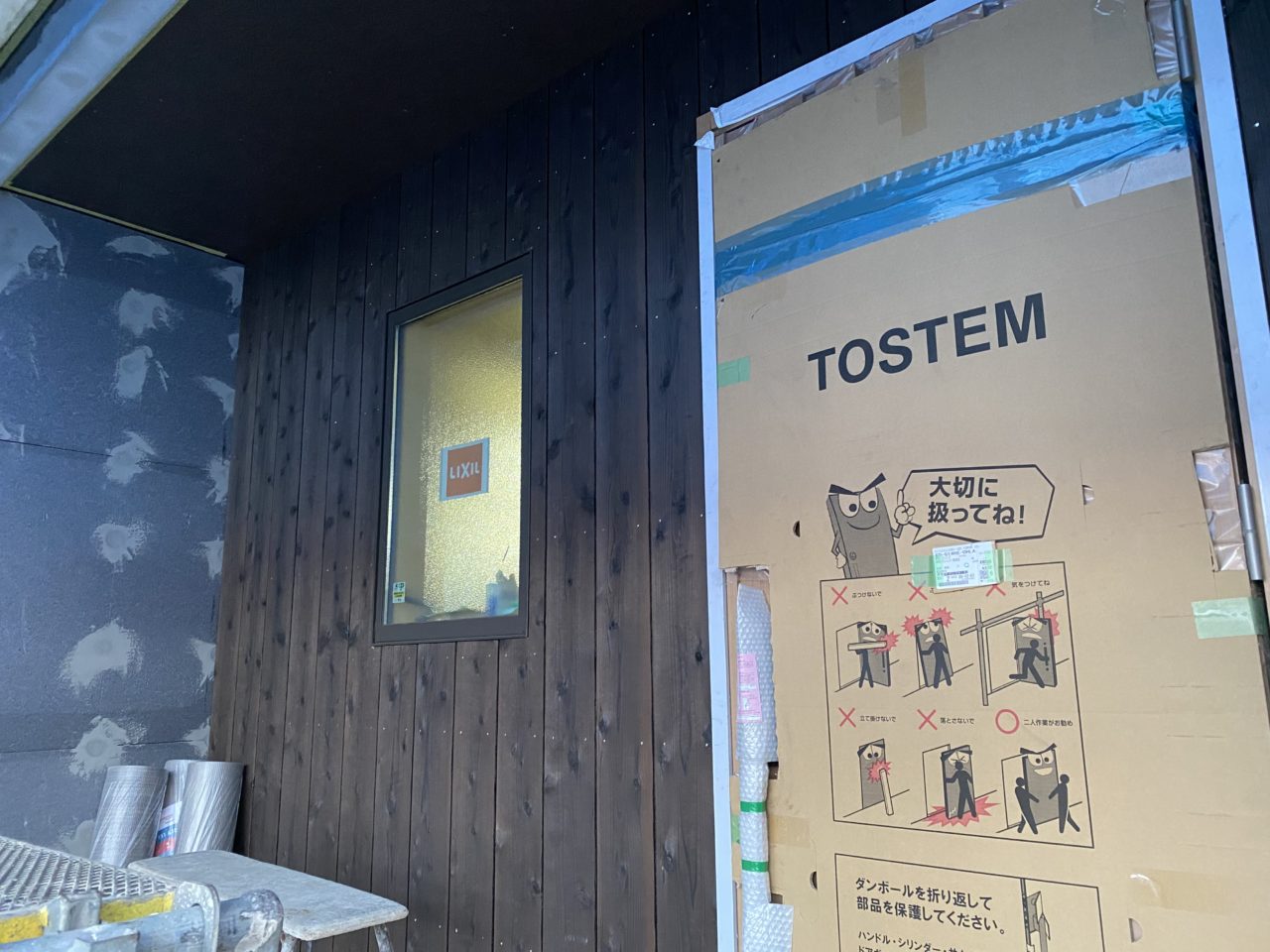 玄関外壁焼杉板張り、内部建具枠取付